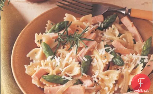 Fliege mit Huhn und Spargel