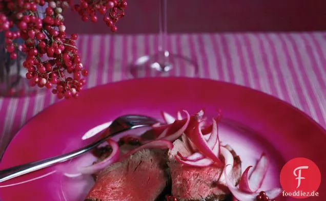 Rinderfilet mit eingelegten Zwiebeln und rosa Pfefferkörnern