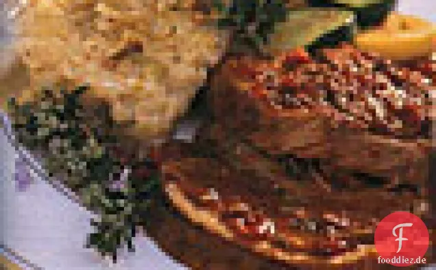 Kalbsschulter mit Steinpilzen, Knoblauch und Rosmarin