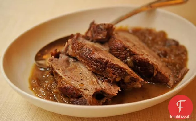 Apfelwein-geschmorte Schweineschulter mit karamellisierten Zwiebeln und Apfelmus