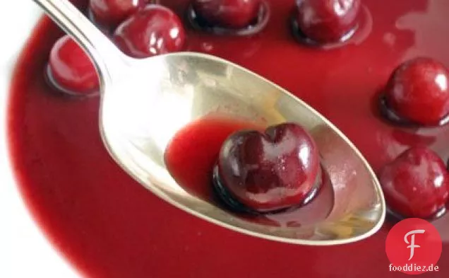 Frische Kirschsuppe mit kühler Minze (soupe De Cerises Ã La Menthe)