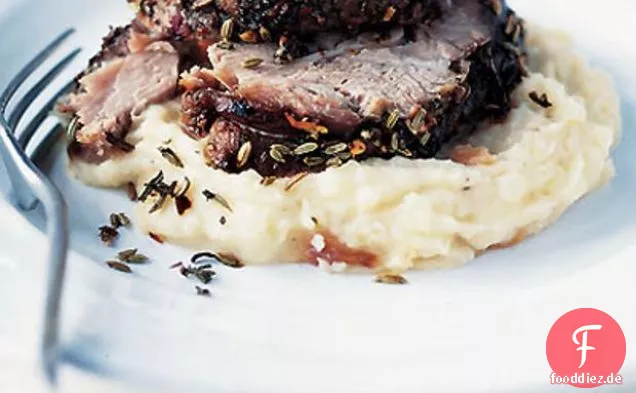 Langsam gebratenes toskanisches Schweinefleisch mit gebratenem Knoblauchbrei