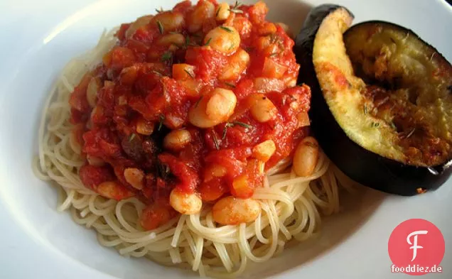 Spaghetti E Fagioli und geröstete Auberginenscheiben