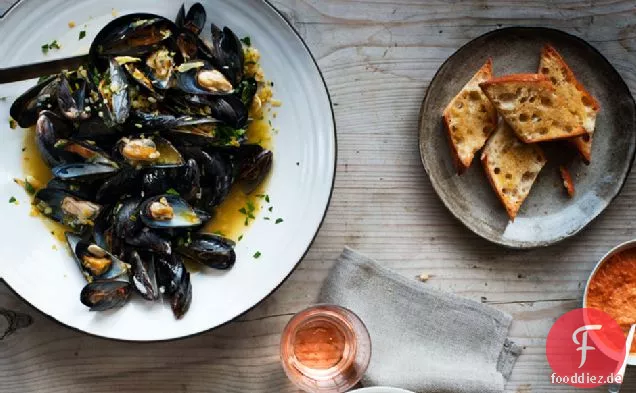 Bouillabaisse mit Rouille und Knoblauch Toast