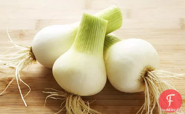 Erbsen geschmort mit Salat und Zwiebeln