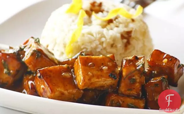 Gebratener Tofu mit Orangengeschmack mit Wasserkastanien