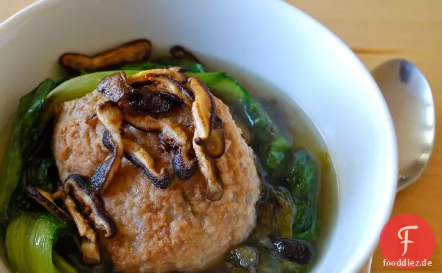 Gedünstete Schweinefleischbällchen und Escarole mit knusprigen Shiitakes