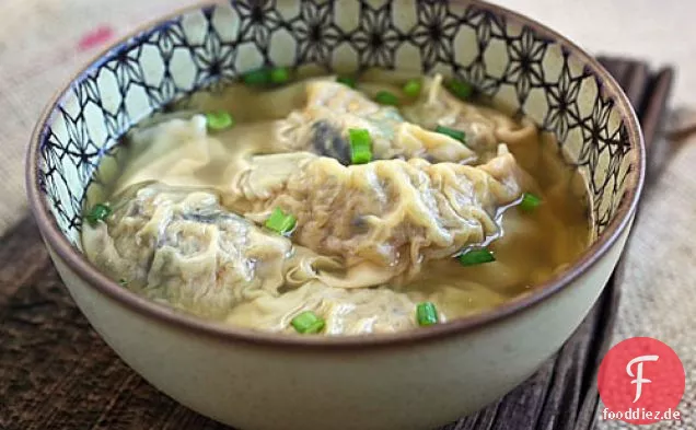 Schweinefleisch-Knödel-Suppe