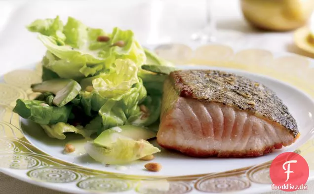 Knackiger Lachs mit Avocadosalat