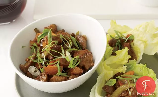 Gebratenes Fünf-Gewürz-Schweinefleisch mit Salatbechern