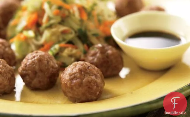 Asiatische Fleischbällchen Mit Gurken - Karotten-Salat