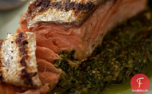 Gegrillter Lachs mit Koriander-Pecan-Pesto