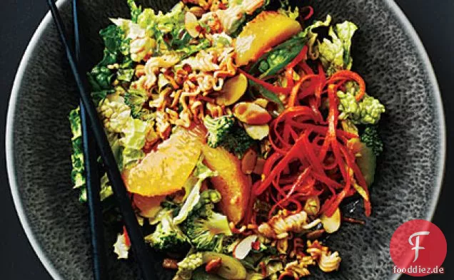 Brokkoli Slaw mit Orangen und knusprigen Nudeln