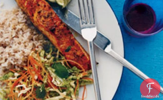 Curry geriebener Lachs mit Napa Slaw