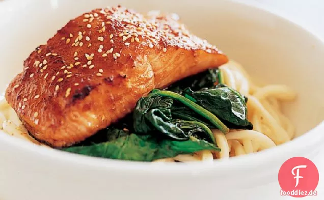 Soja-Ingwer-glasierter Lachs mit Udon-Nudeln