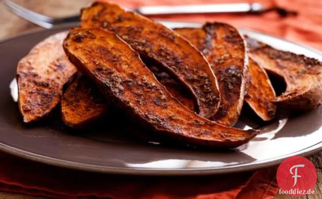 Yams mit geröstetem Gewürz reiben
