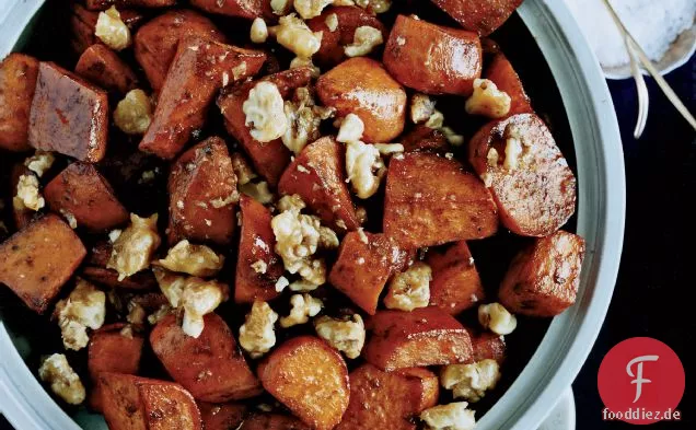 Fünf-Gewürz-glasierte Süßkartoffeln mit Walnuss-Toffee