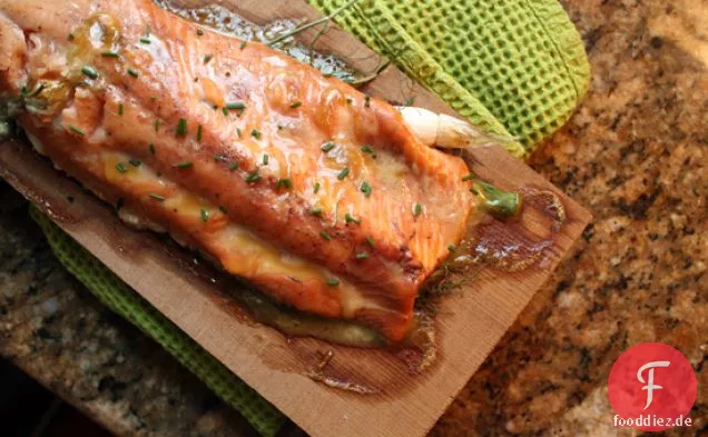 Zeder beplankt Lachs Mit Ahorn Senf Glasur