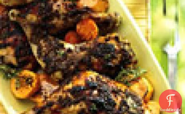 Gebratenes Gewürzhuhn mit Zimt- und honigglasierten Süßkartoffeln