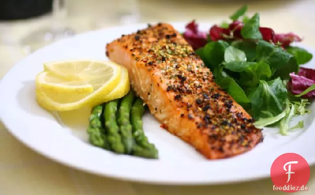 Gebratener Lachs mit Hanfsamen, Rettichsprossen und Brunnenkressesalat