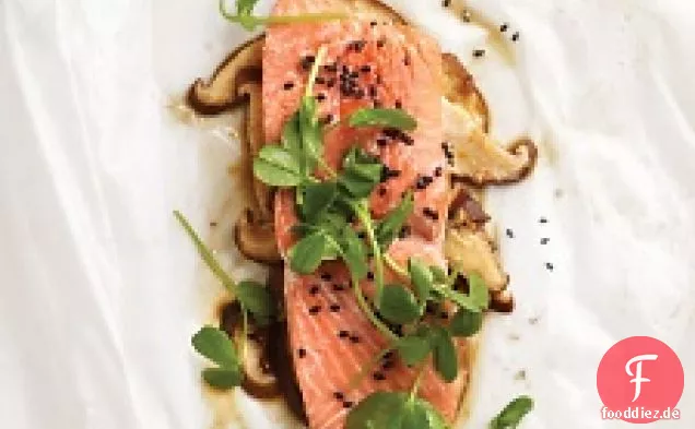 Sesamlachs mit Shiitake-Pilzen und Erbsensprossen