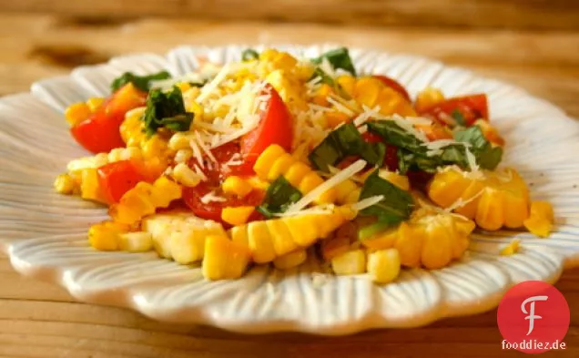 Frischer Mais-Tomaten und Basilikum