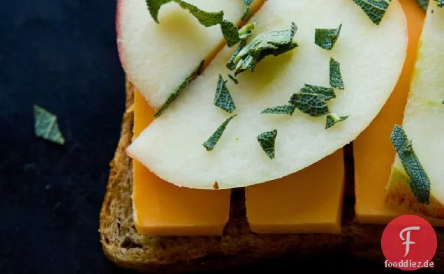 Gegrilltes Käsesandwich mit Apfel + Salbei