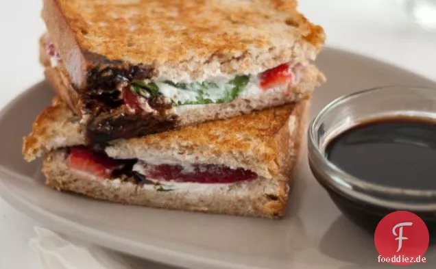 Panini mit Erdbeeren, Basilikum und Ziegenkäse
