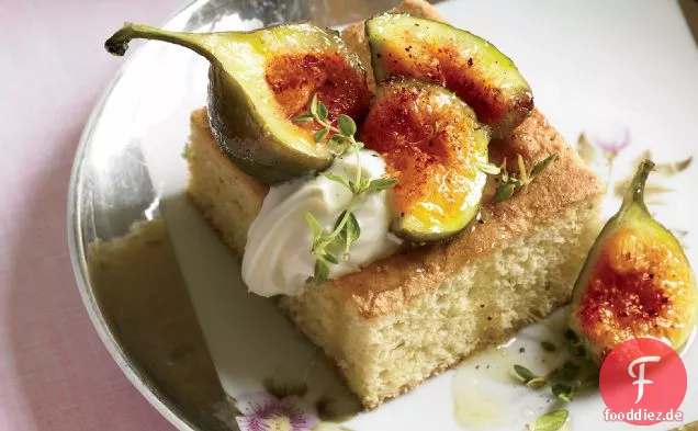 Olivenöl-Thymian-Kuchen mit Feigen und Schwarzem Pfeffer