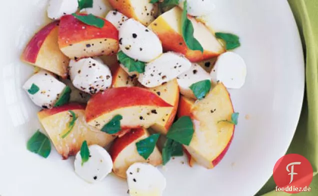 Pfirsich-, Mozzarella- und Basilikumsalat
