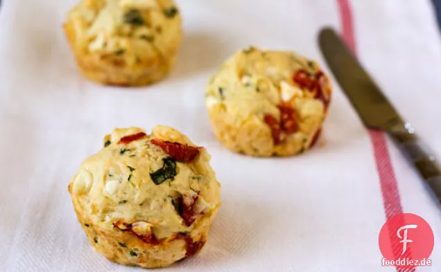 Feta, Basilikum, & Geröstete Pfeffer Muffins