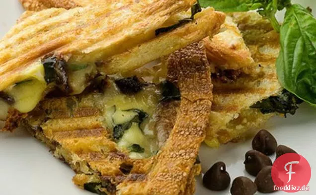 Schokoladen-Brie und Basilikum Panini