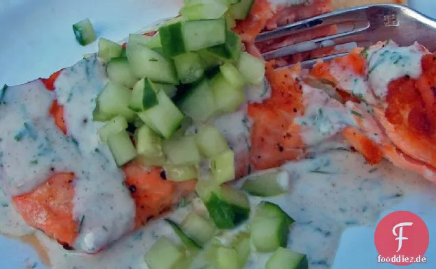 Lachs mit Gurken-Joghurt-Sauce