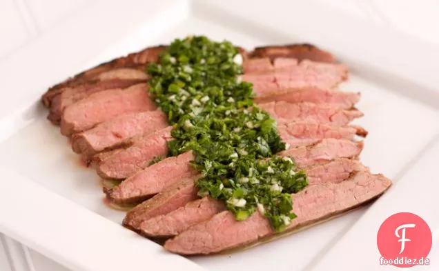 Gegrilltes Flankensteak mit würziger Petersiliensauce