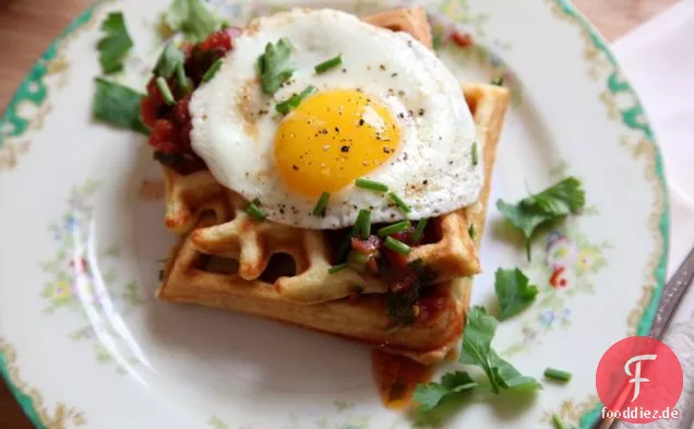 Herzhafte Maismehl- und Schnittlauchwaffeln mit Salsa und Eiern