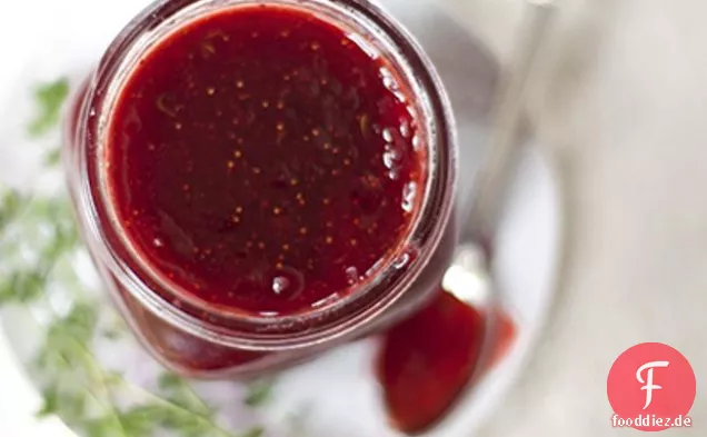 Erdbeermarmelade mit Zitronenschale und Thymian