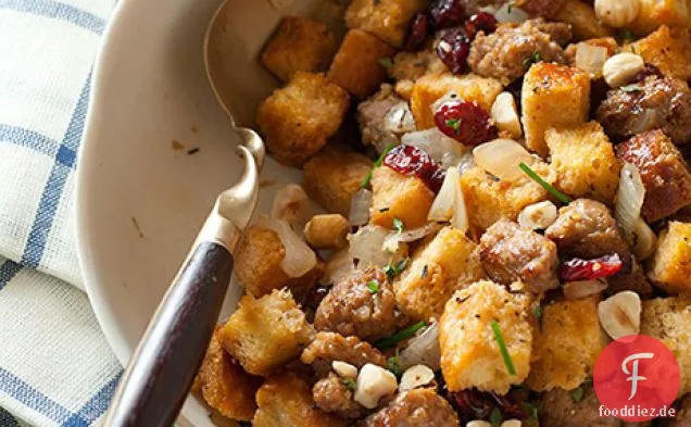 Wurst-Salbei-Füllung mit getrockneten Preiselbeeren und geröstetem Ha