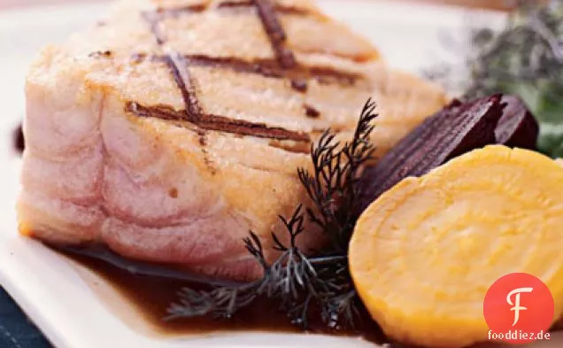 Gegrillter Wildlachs mit gerösteten Rüben und Rucola