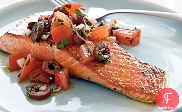 Gebratener Lachs mit Kalamata-Oliven und Salsa Cruda