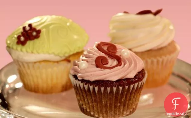 Mandel-Cupcakes mit Heidelbeer-Tequila-Füllung, garniert mit Marzipan und Acai-Beeren-Frischkäse-Zuckerguss
