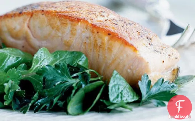 Knuspriger Lachs mit Kräutersalat