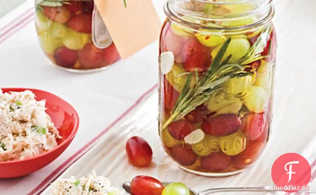 Eingelegte Trauben mit Rosmarin und Chilis