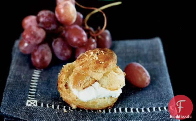 Haselnuss-Profiteroles mit Blauschimmelkäse und Trauben