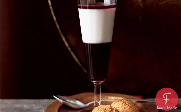 Gestreifte Lila Traube und Panna Cotta Parfait