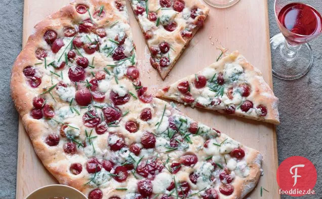 Rosmarin-Fladenbrot mit Blauschimmelkäse, Trauben und Honig