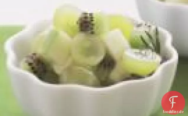 Kiwi-, Apfel- & Traubensalat mit Rosmarinsirup