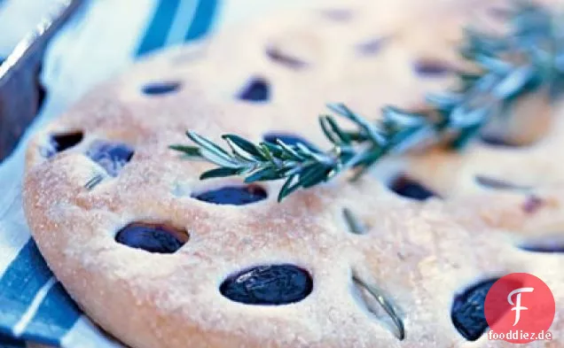 Rosmarin-duftendes Fladenbrot mit schwarzen Trauben