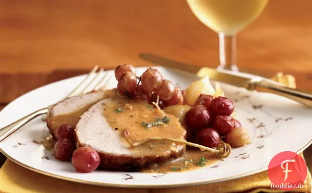 Geschmortes Schweinefleisch mit Perlzwiebeln und Trauben