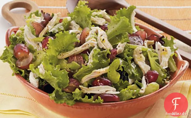 Hühnersalat mit roten Trauben und Zitrus-Honig-Dressing