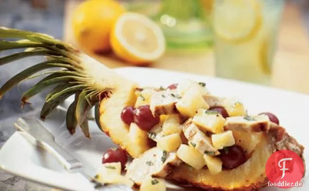 Hähnchen-Salat in Ananas-Boote